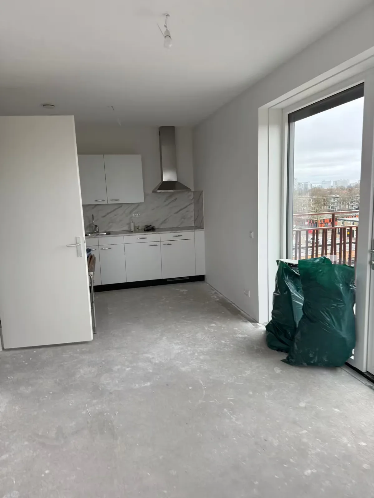 Lichte keuken en wanden uit het schilderportfolio van MJA