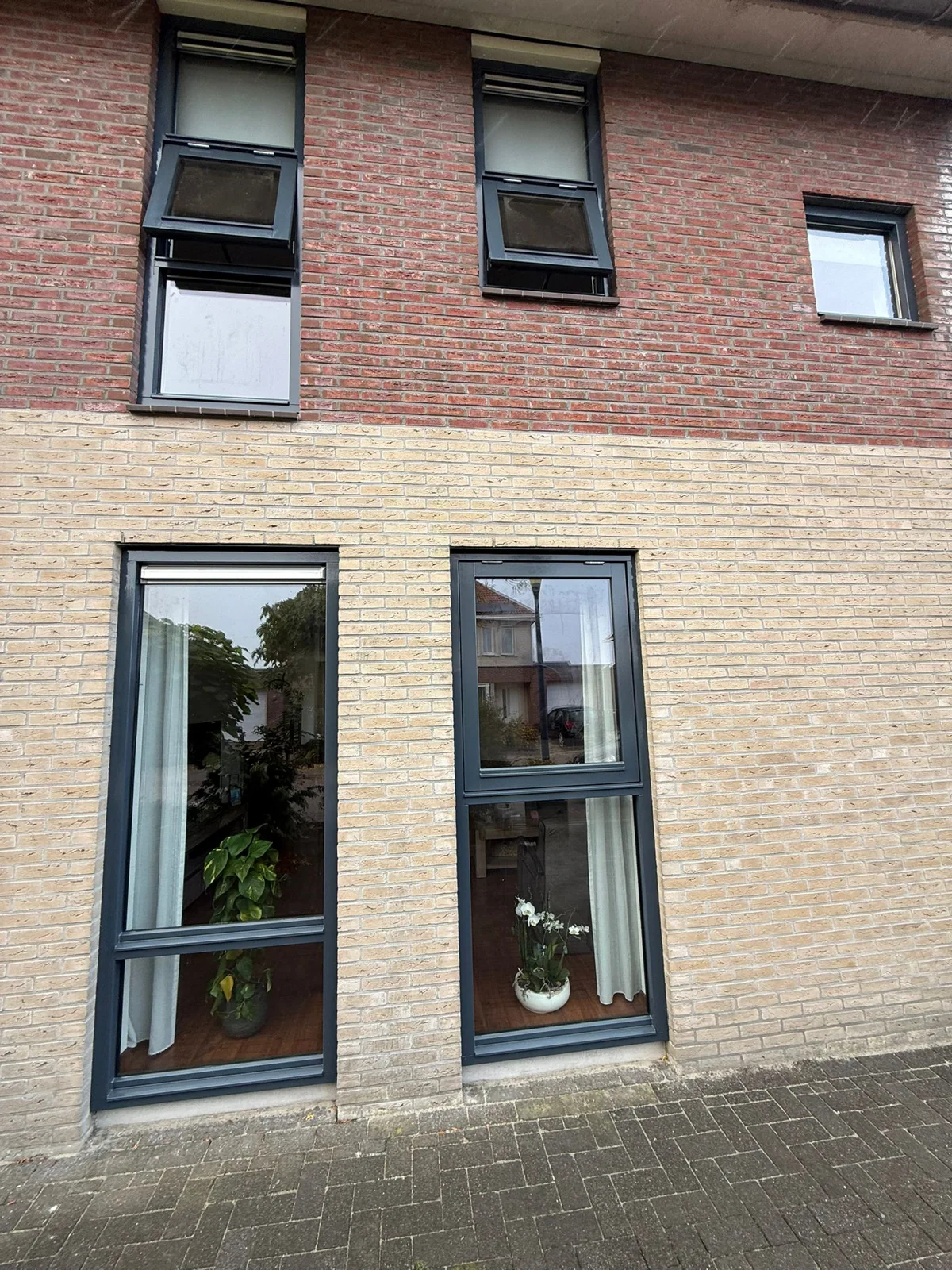 Woning met donkere kozijnen uit het portfolio van MJA Allround Bouw