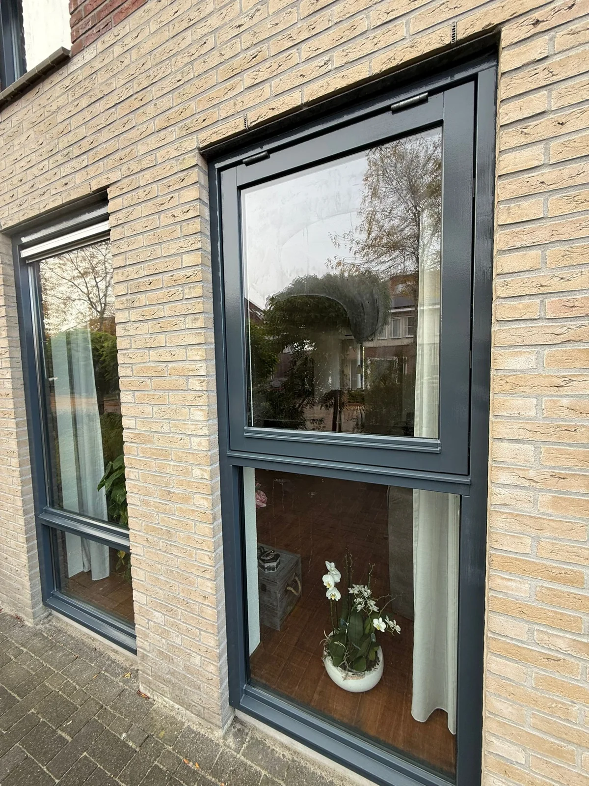 Donker afgewerkte raamkozijnen van een MJA-project