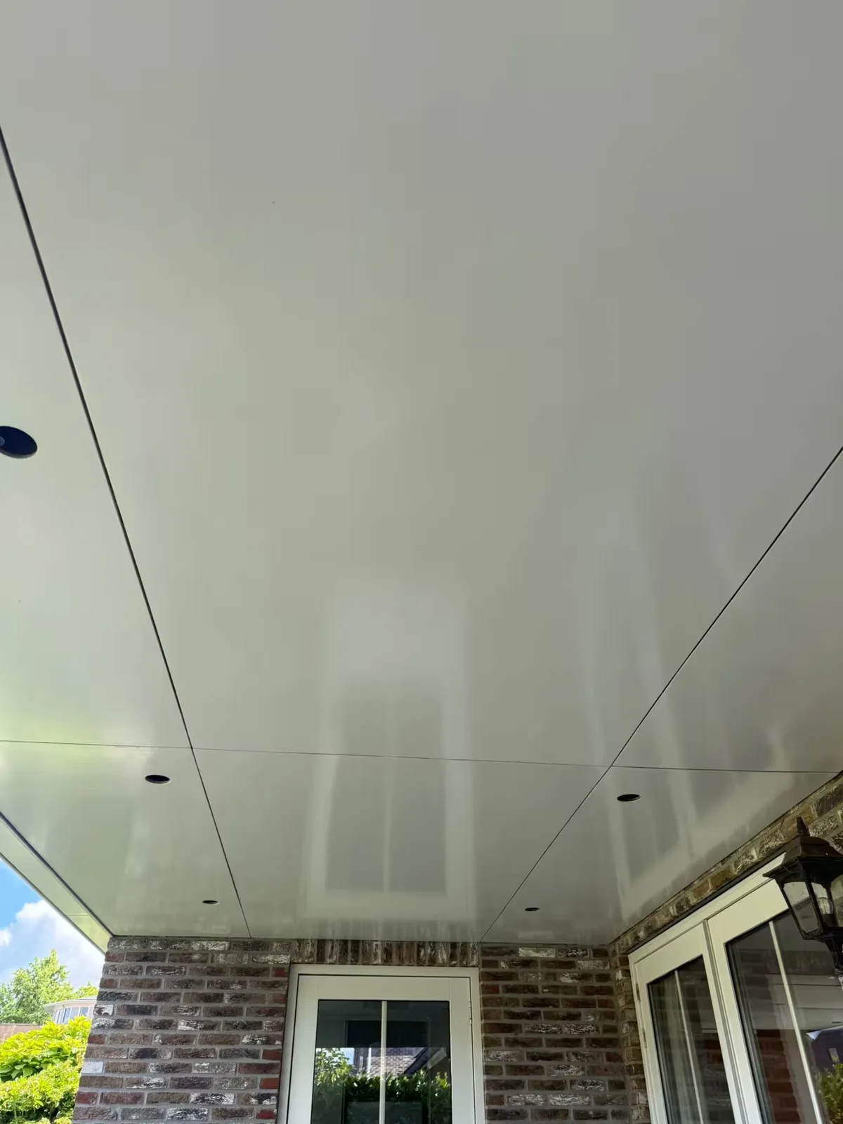 Wit afgewerkt plafond boven een overkapping uit het MJA-portfolio